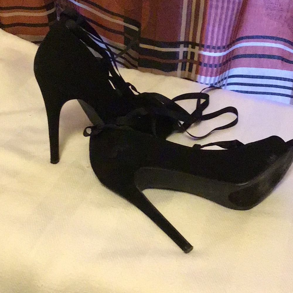 Shoes - Picture 3 of 4